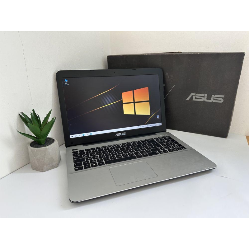 Ноутбук Asus R556L - i5-5200u • SSD 500Gb • Ram 8Gb • GeForce 920m